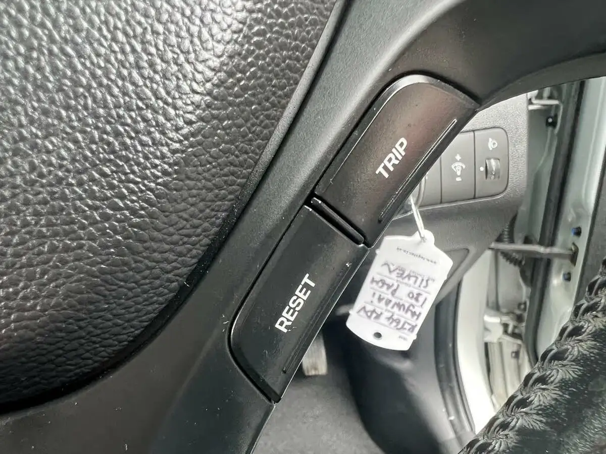 2014-hyundai-i10-10-premium-big-33
