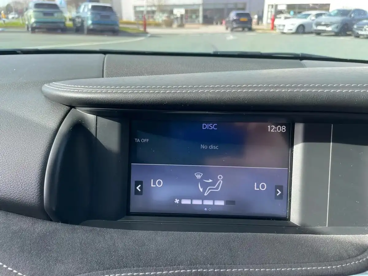 2017-infiniti-q30-22d-sport-awd-big-32