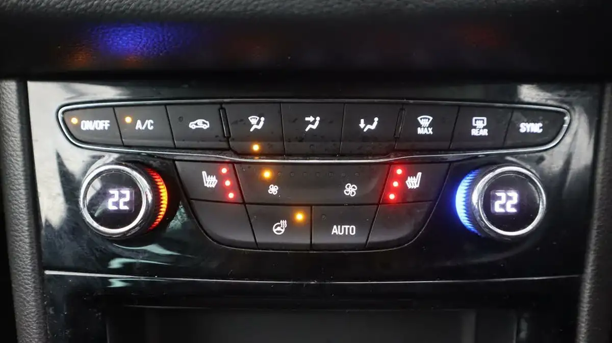 2019-vauxhall-astra-16cdti-griffin-big-12