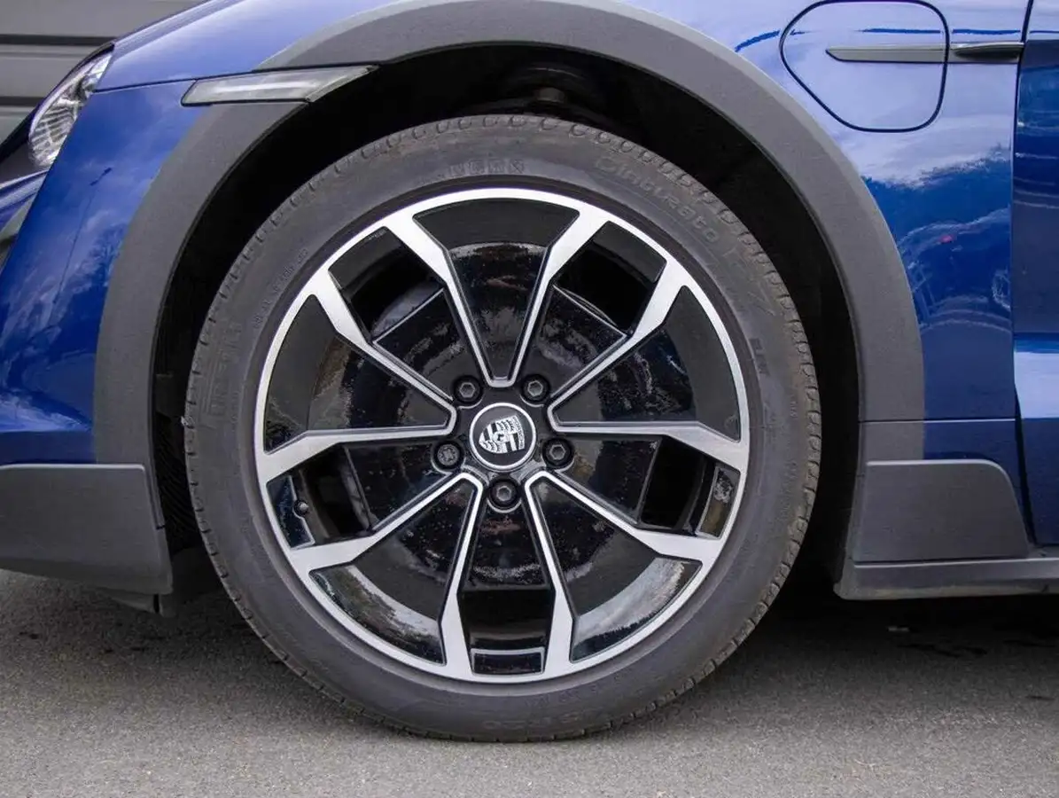 2023-porsche-taycan-e-4-cross-turismo-big-3