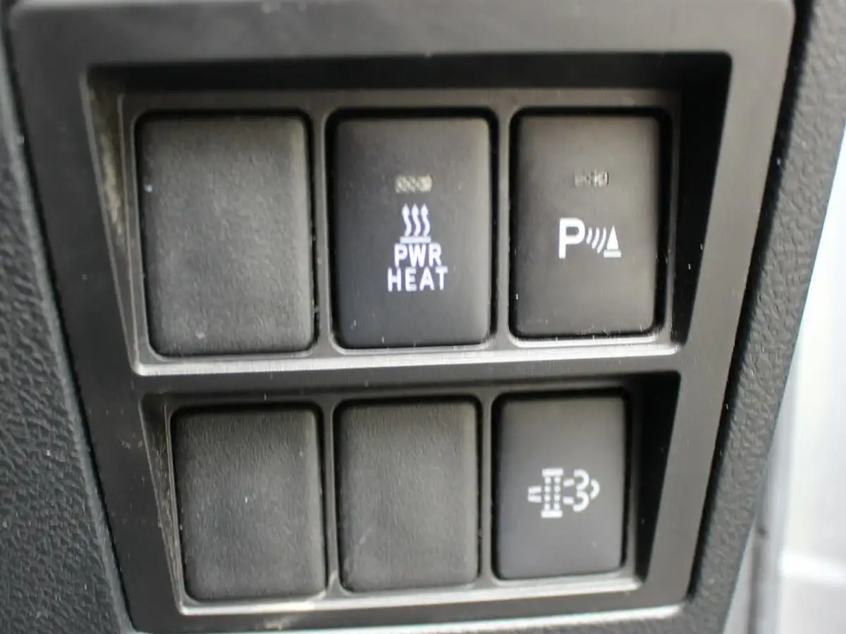 2021-toyota-hi-lux-24d-4d-invincible-150hpeu6d-auto-big-16