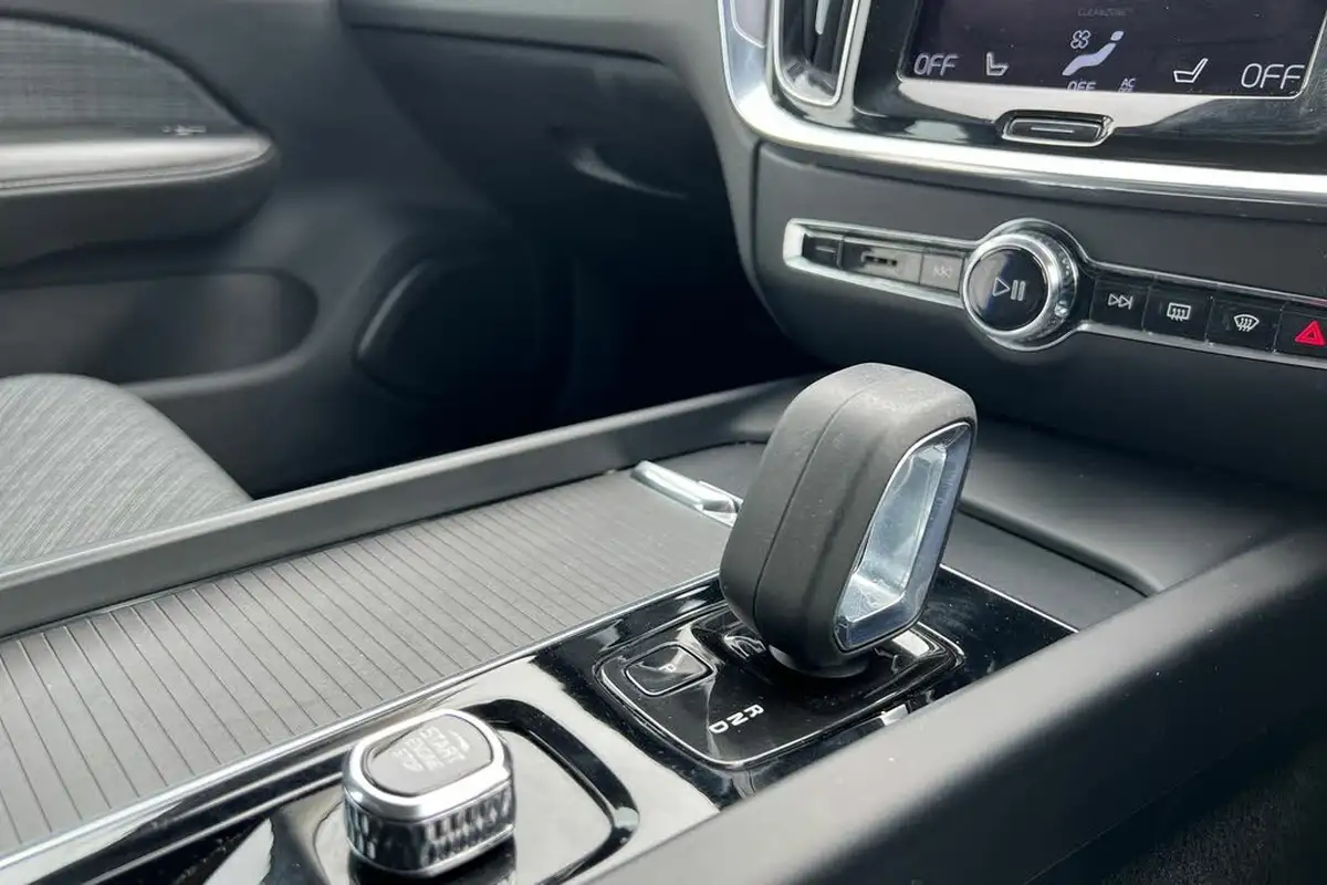 2022-volvo-v60-20-b3-momentum-161bhp-big-12