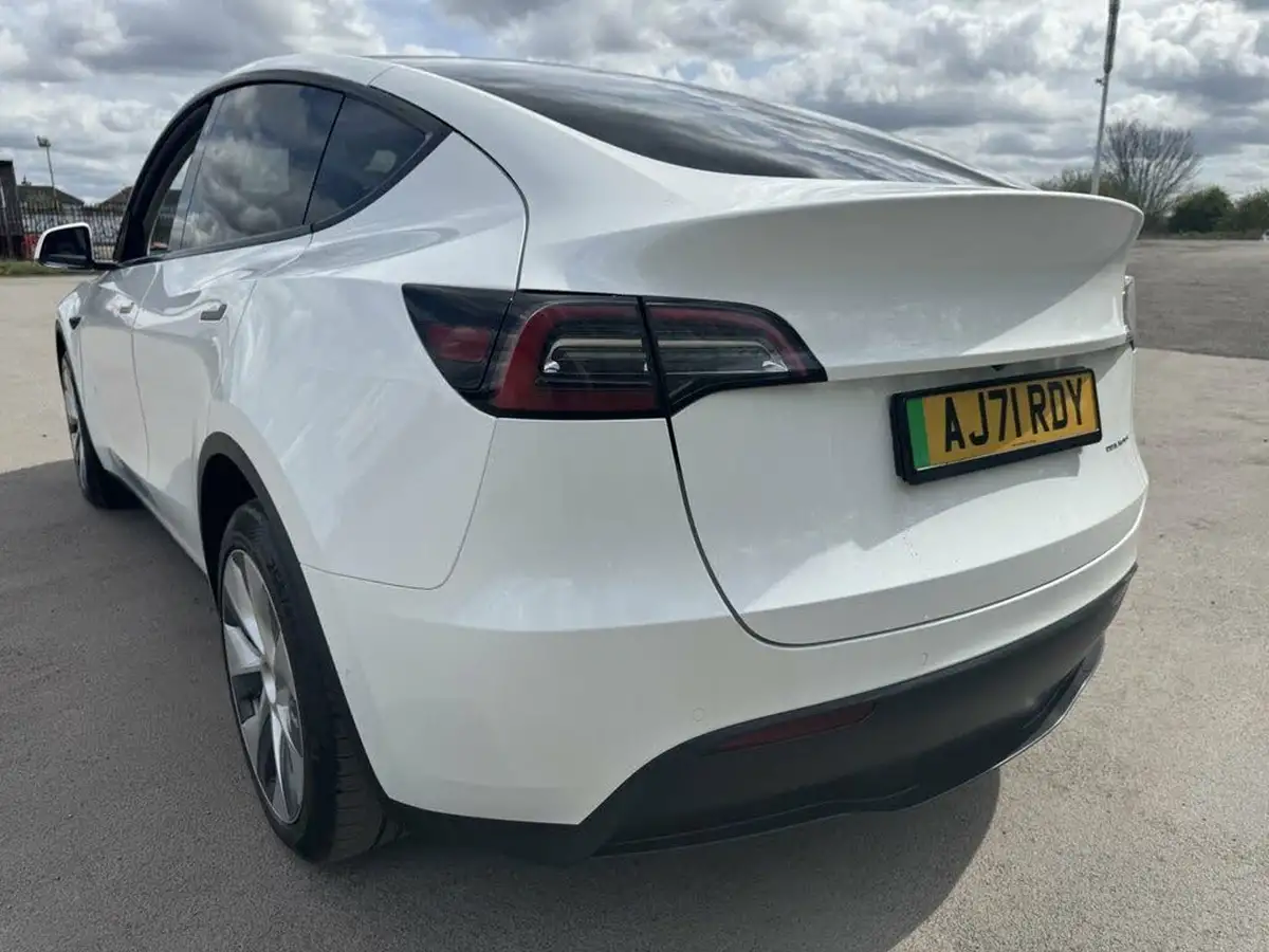 2022-tesla-model-y-e-long-range-big-36