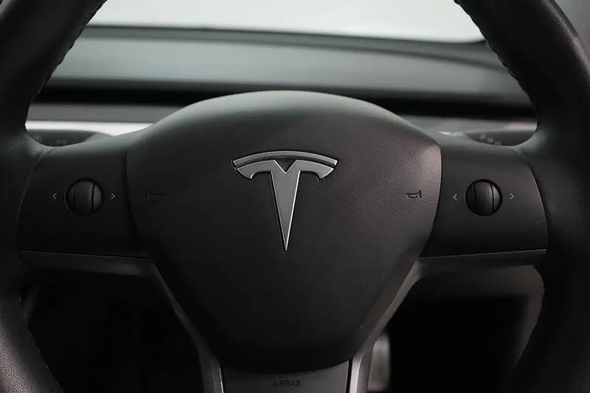 2020-tesla-model-3-e-performance-big-32