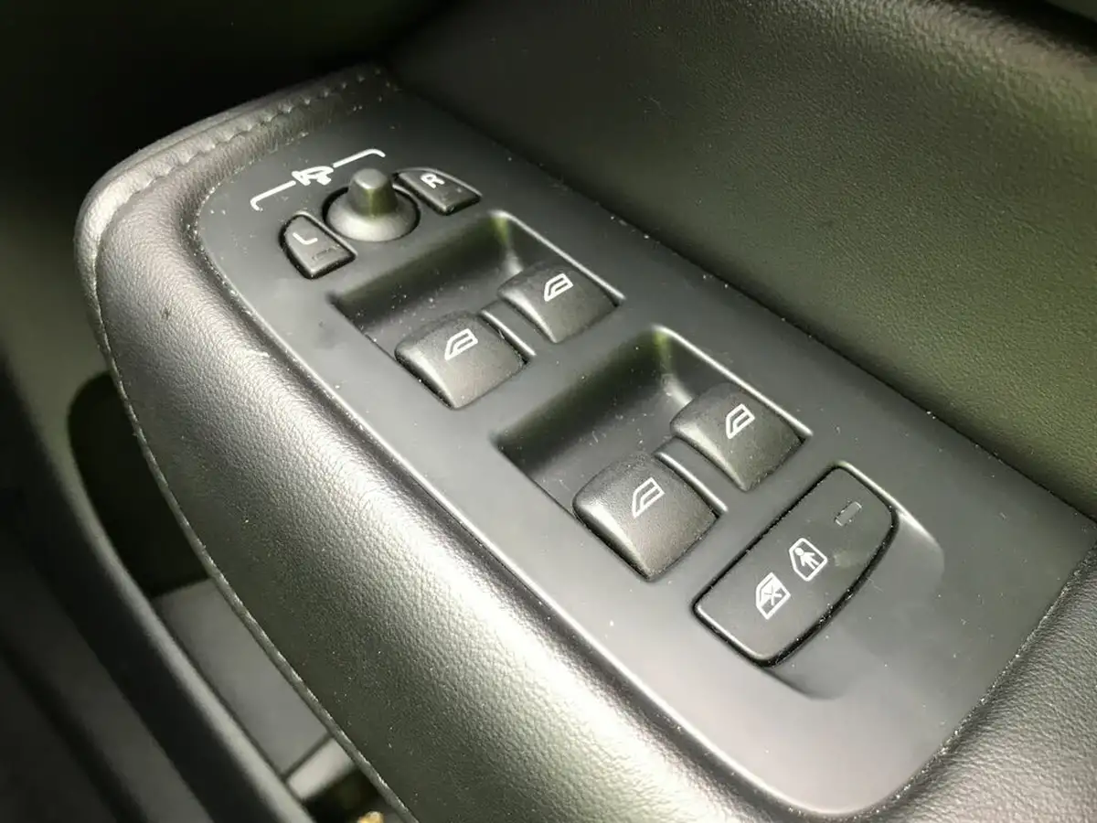 2022-volvo-xc60-20-b5-core-big-22