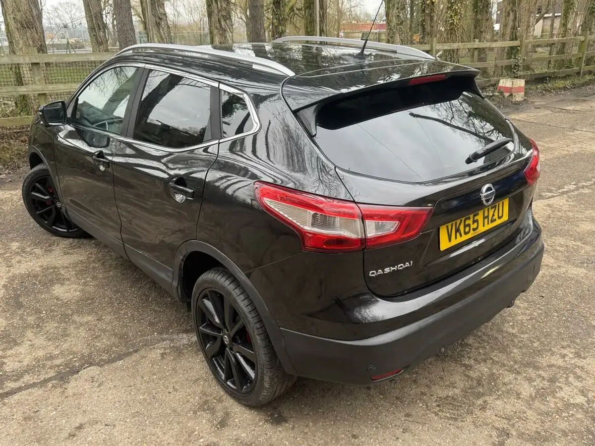 2015-nissan-qashqai-16-tekna-big-16