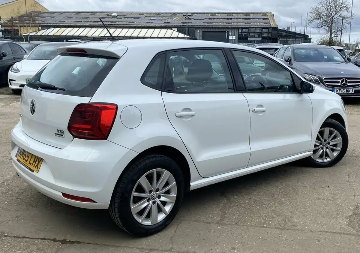 2015-volkswagen-polo-12-tsi-se-5d-big-2