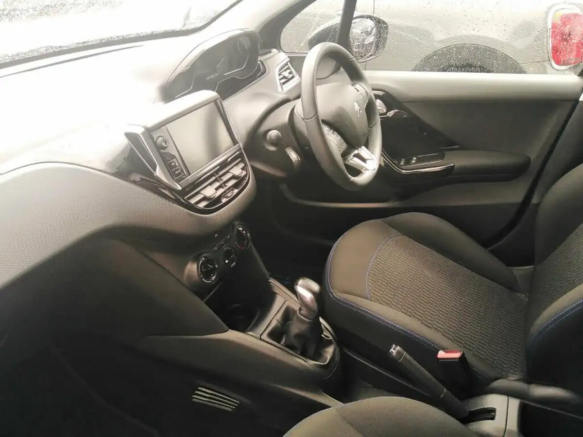 2018-peugeot-208-12-puretech-signature-big-11