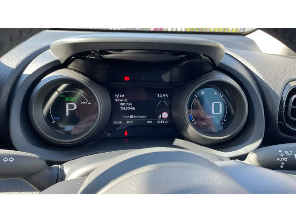 2023-toyota-yaris-15-vvt-i-design-big-24