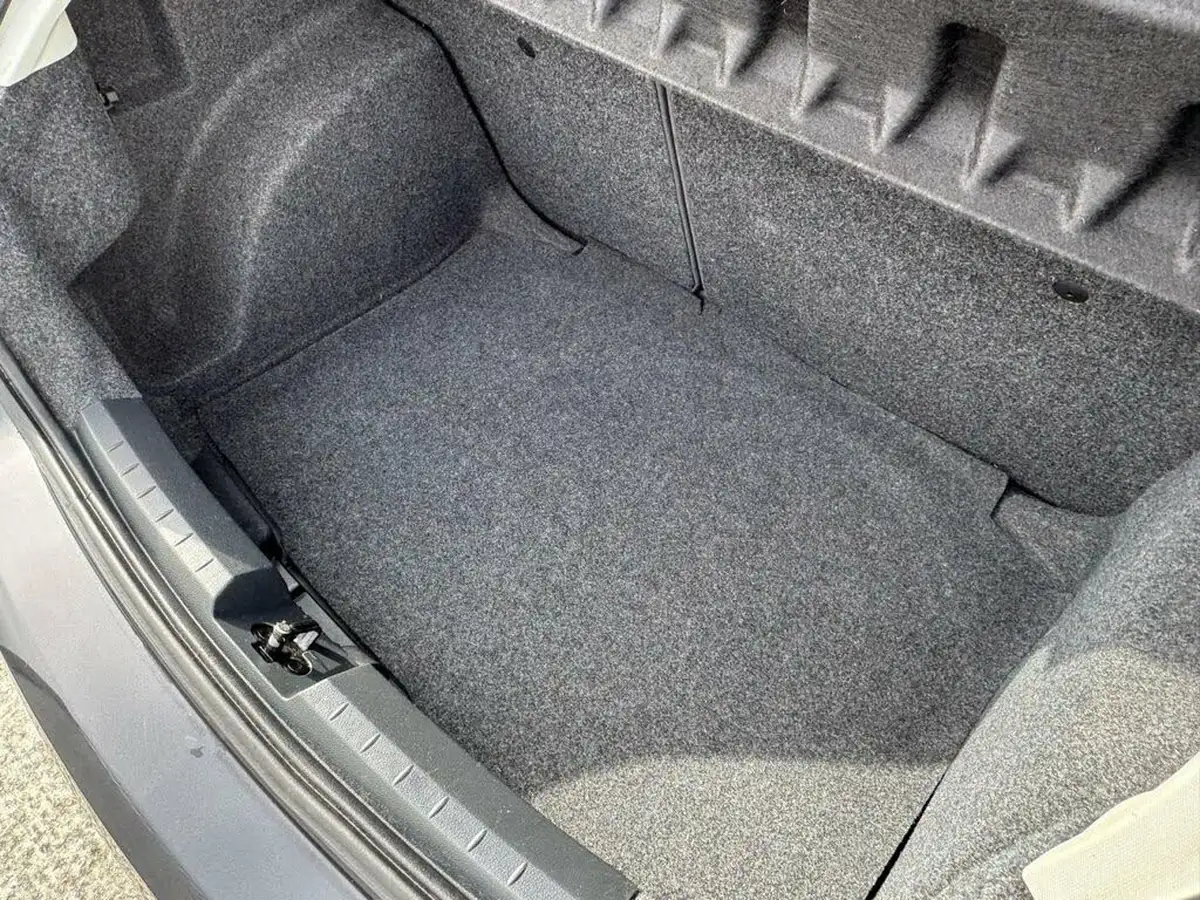 2010-seat-ibiza-14-se-85-sportcoupe-hatchback-3d-big-5