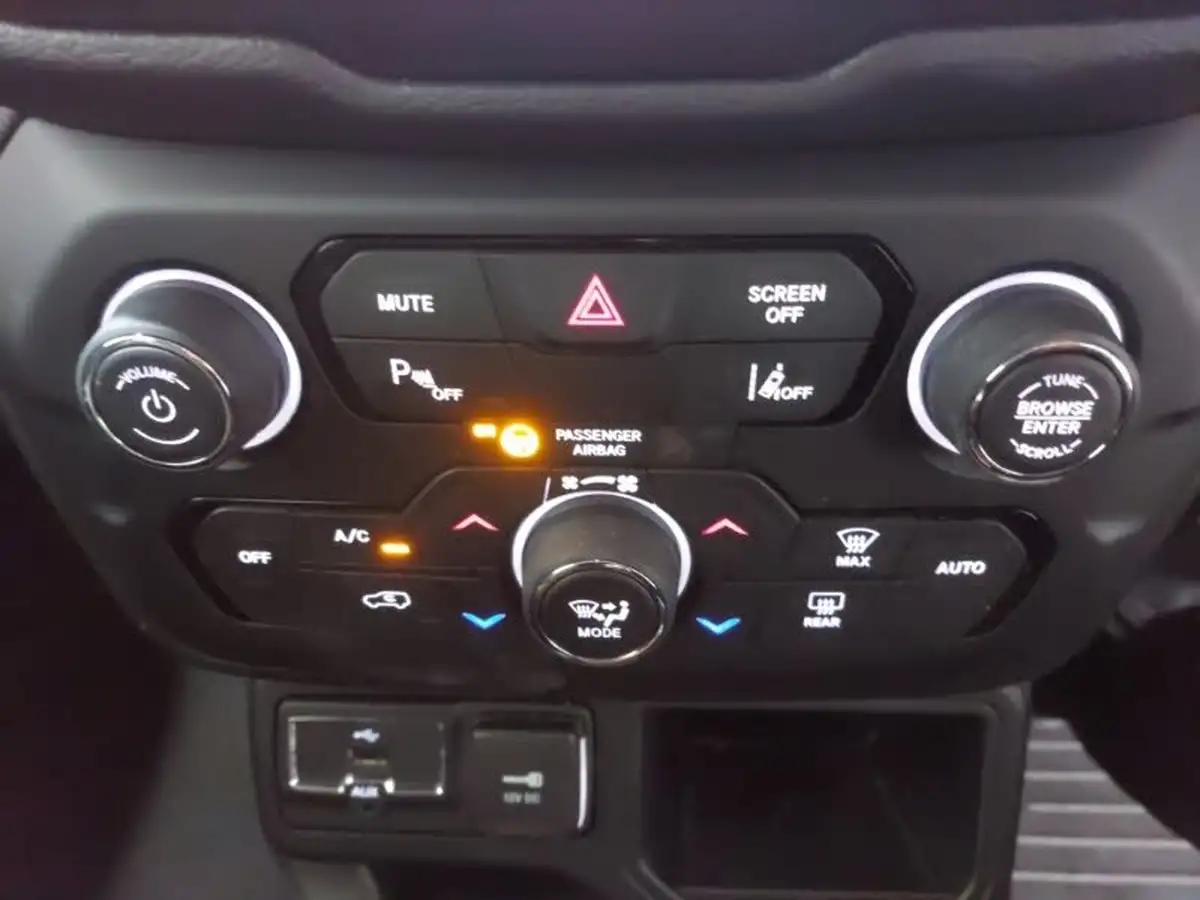 2021-jeep-renegade-10-gse-limited-big-14