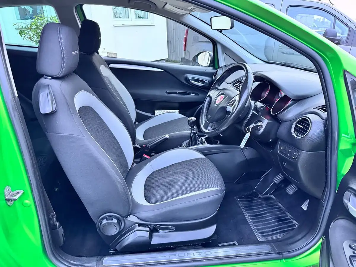 2012-fiat-punto-09-3d-big-28