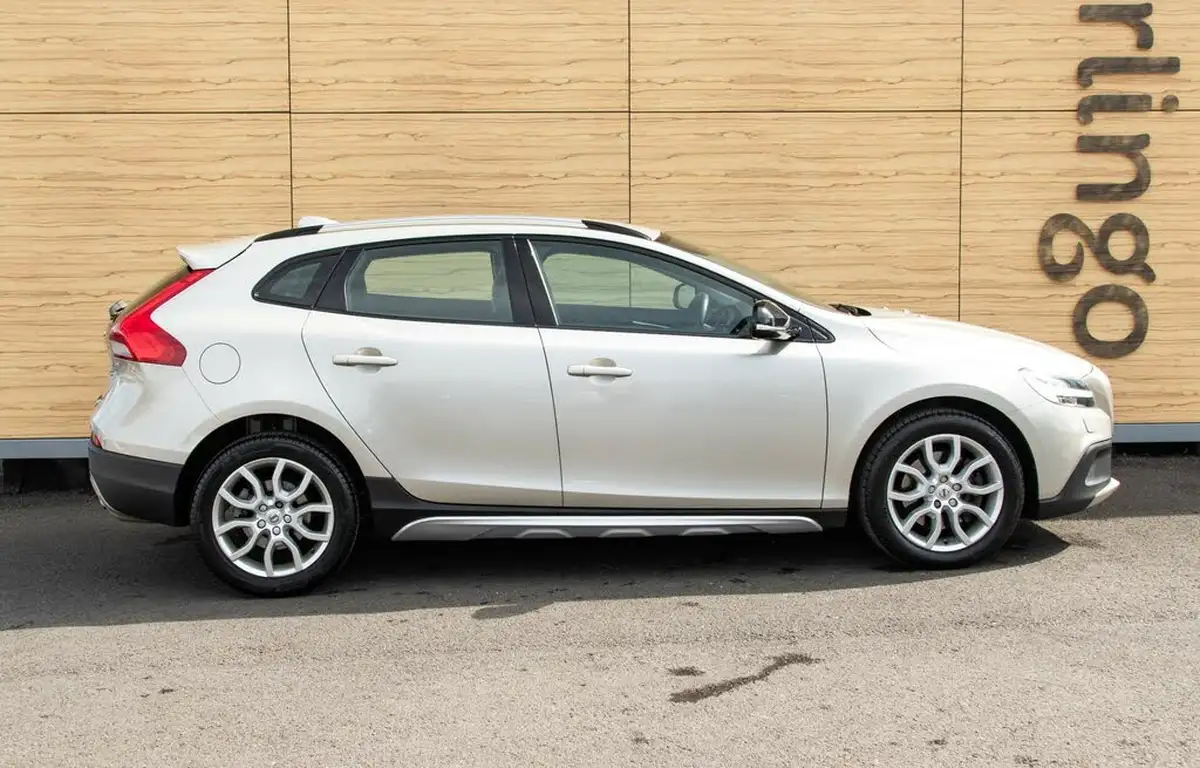 2016-volvo-v40-15-t3-cross-country-pro-big-11