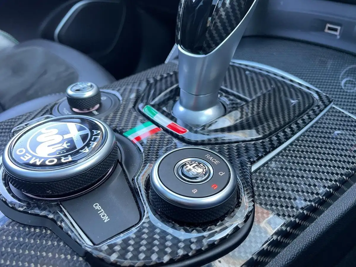 2018-alfa-romeo-stelvio-29-biturbo-quadrifoglio-big-27