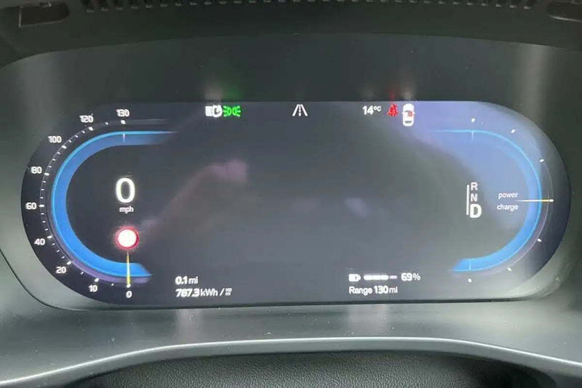 2021-volvo-xc40-e-p8-first-edition-big-12