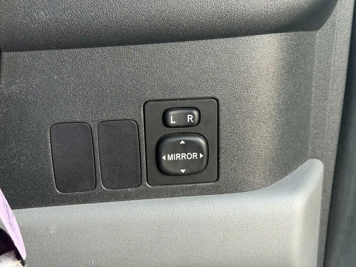 2007-daihatsu-sirion-13-se-auto-big-17