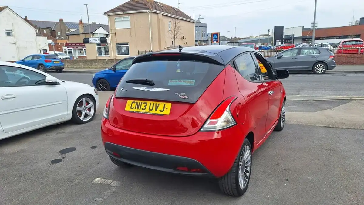 2013-chrysler-ypsilon-12-blackred-big-3