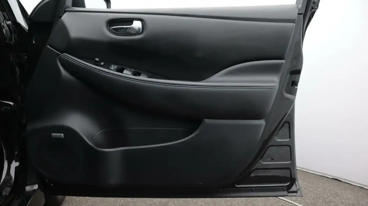 2021-nissan-leaf-e-tekna-big-15