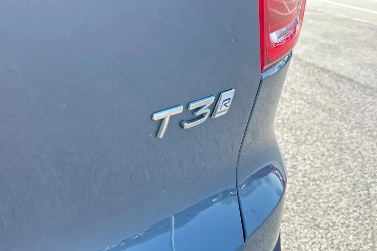 2020-volvo-xc40-15-t3-r-design-big-33