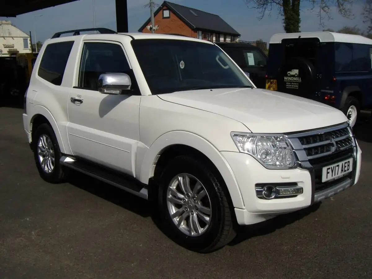 2017-mitsubishi-shogun-32td-warrior-187bhp-4x4-station-wagon-3d-auto-big-0