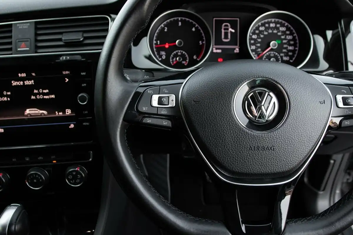2017-volkswagen-golf-20tdi-gt-bmtss-hatchback-5d-dsg-big-18