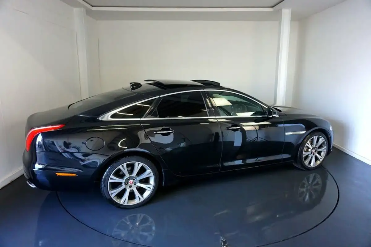2017-jaguar-xj-series-30td-xj-portfolio-swb-big-10