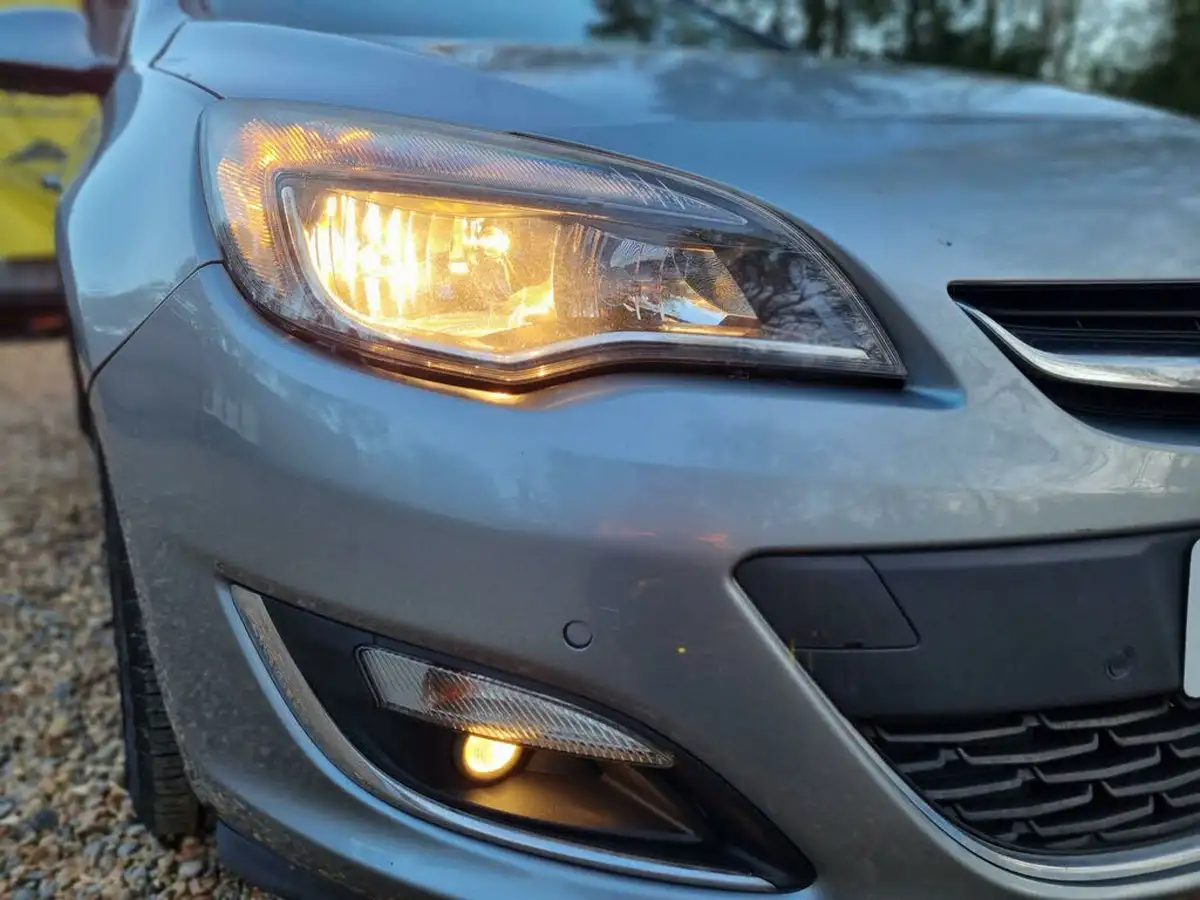 2012-vauxhall-astra-16-elite-vvt-115ps-big-38