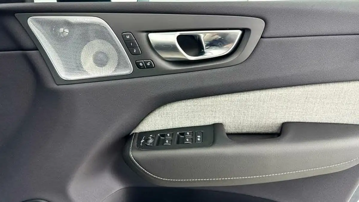 2023-volvo-xc60-20-t8-ultimate-dark-big-17