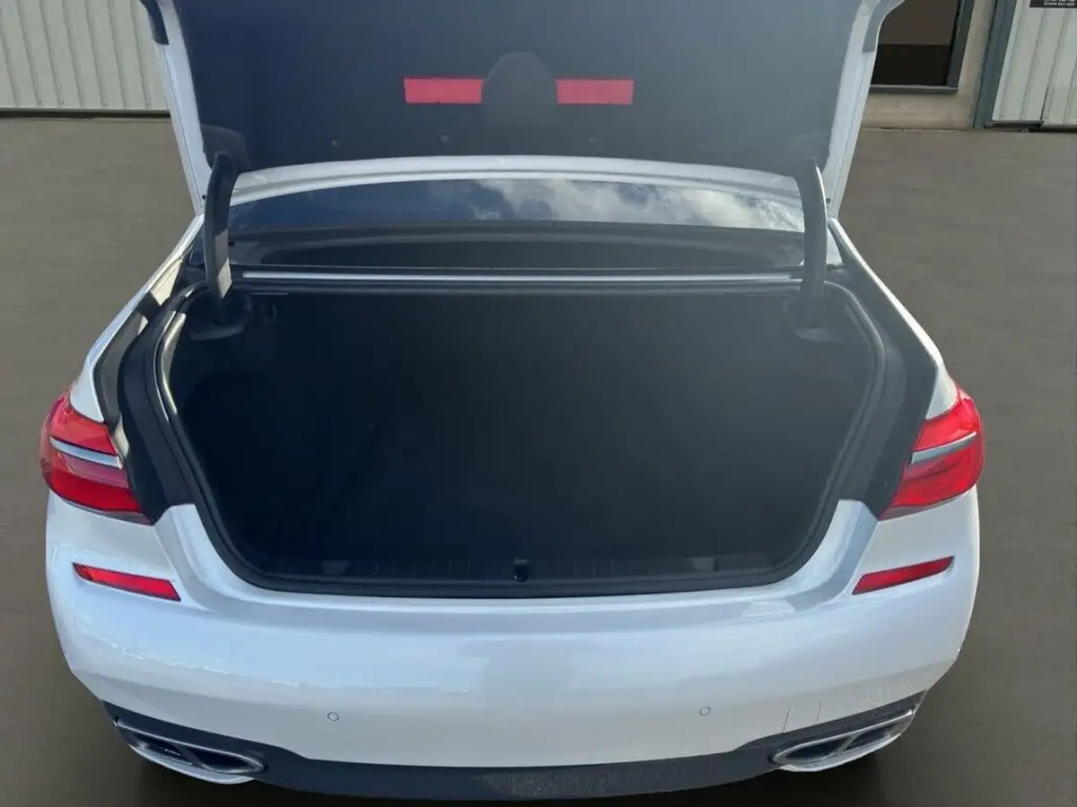 2018-bmw-7-series-66-m760li-big-32