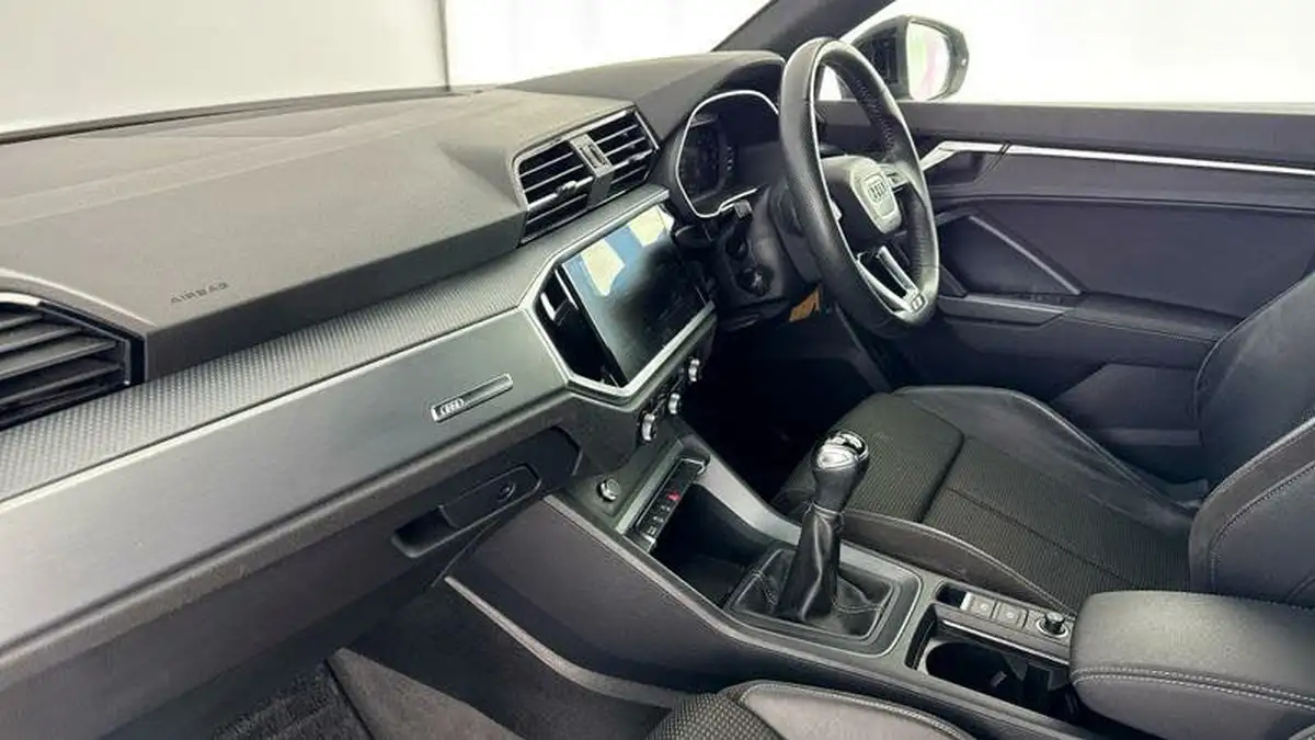 2019-audi-q3-15-35-tfsi-s-line-cod-station-wagon-1498cc-big-1