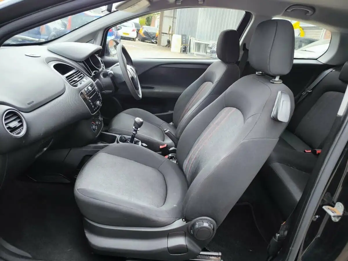 2013-fiat-punto-12-pop-ss-3d-big-14