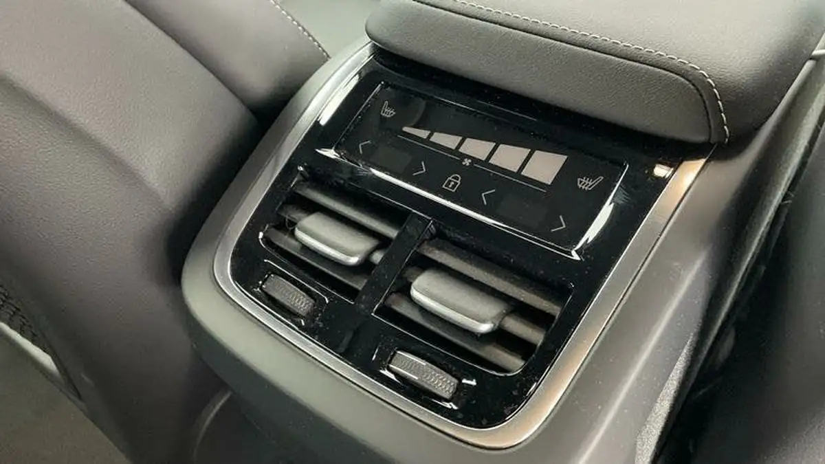 2024-volvo-xc60-20-b5-plus-big-21
