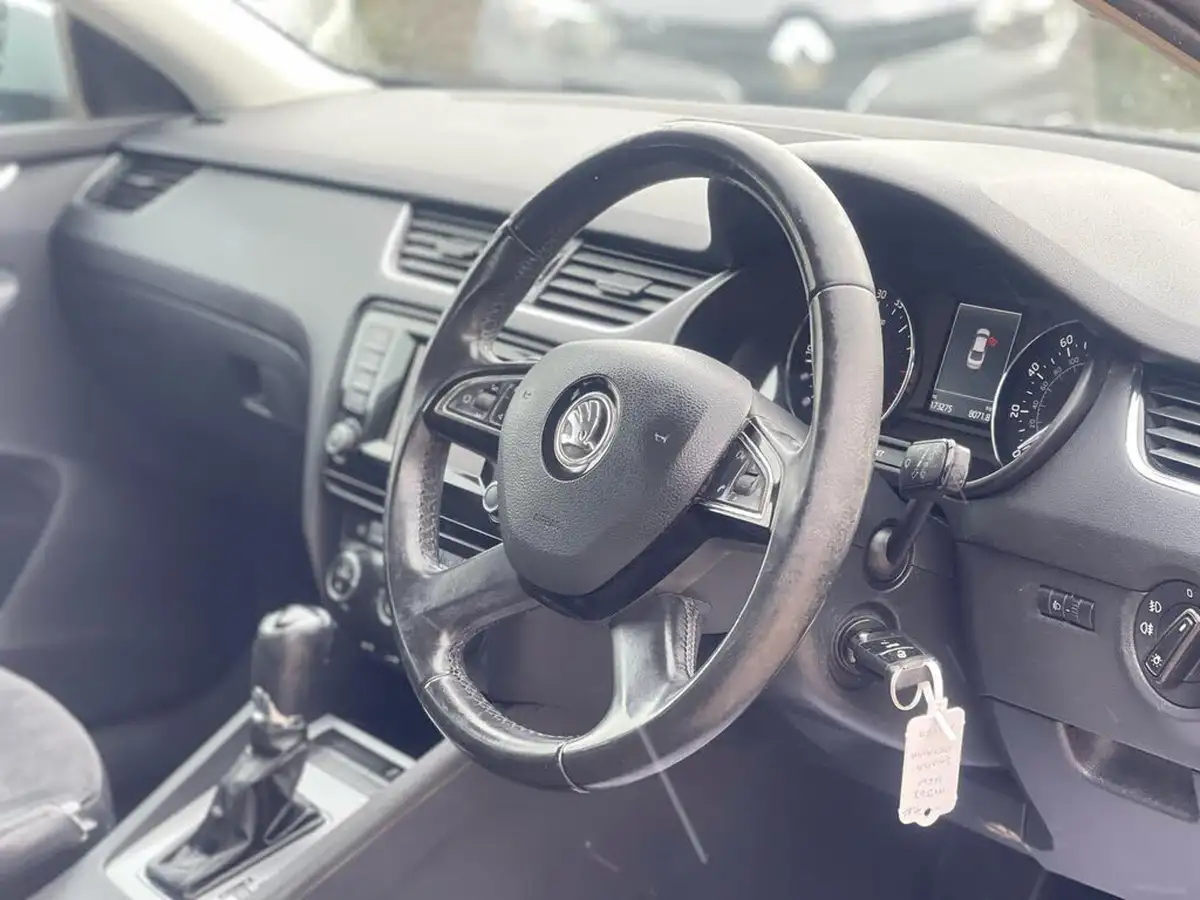 2013-skoda-octavia-20tdi-elegance-hatchback-dsg-big-13