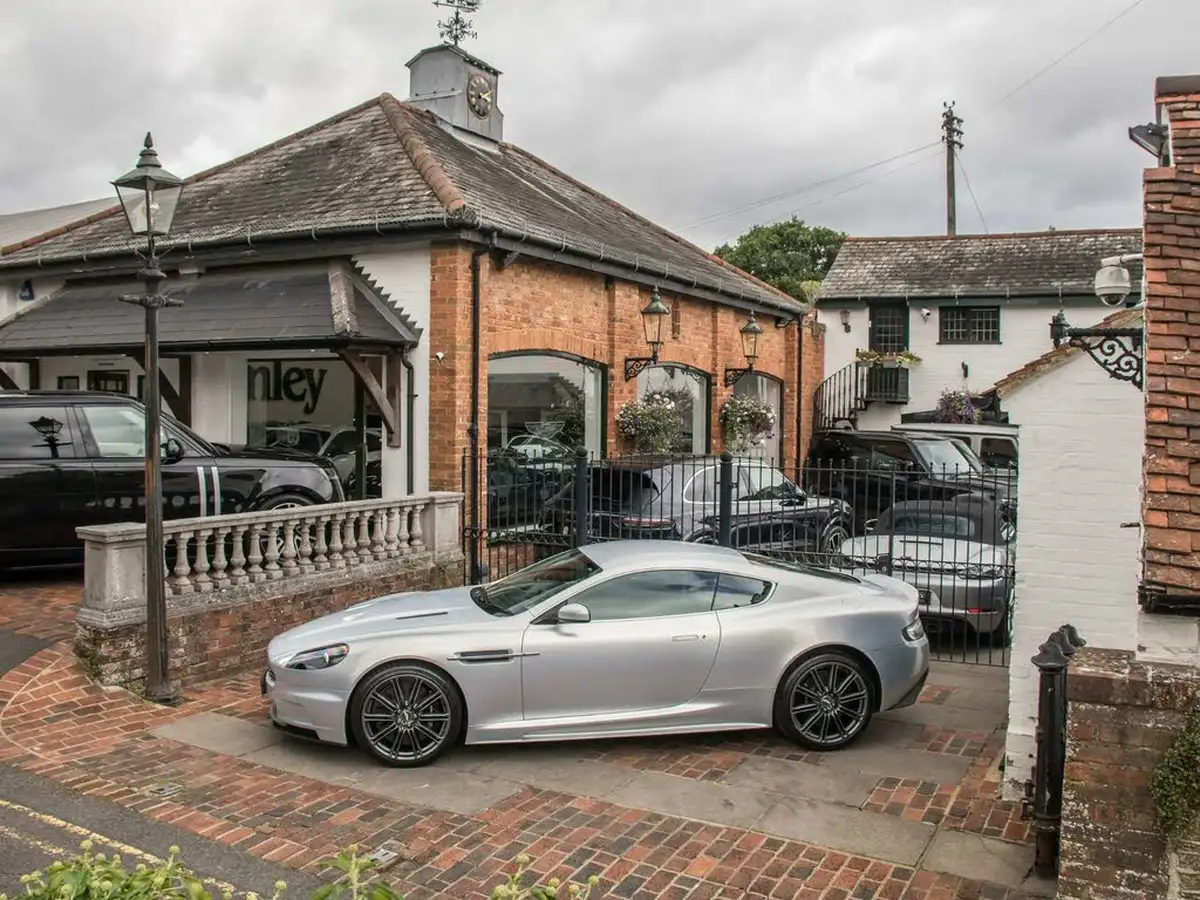 2010-aston-martin-dbs-60-big-9