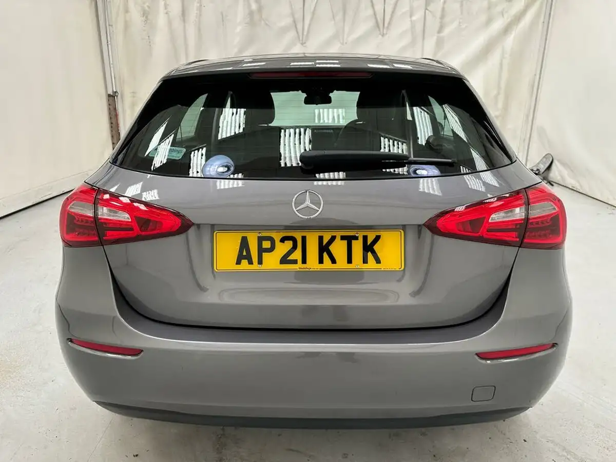 2021-mercedes-benz-a-class-13-a180-se-7g-dct-big-5