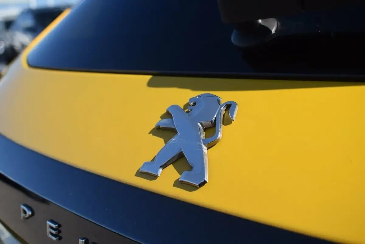 2023-peugeot-208-12-puretech-allure-premium-100ps-big-18