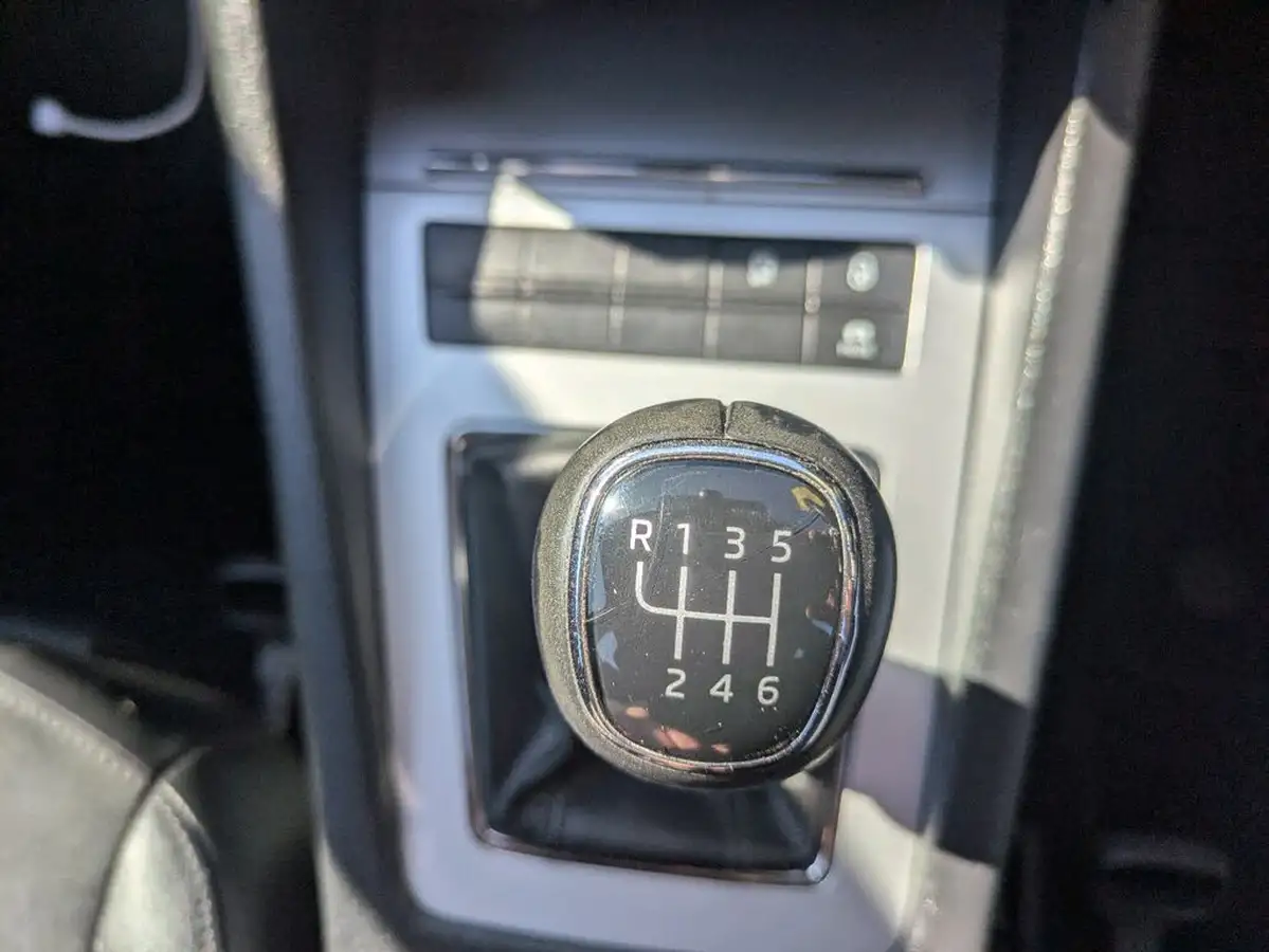 2015-skoda-octavia-20tdi-elegance-hatchback-big-15