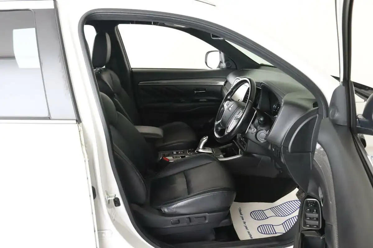 2020-mitsubishi-outlander-24-dynamic-phev-big-16