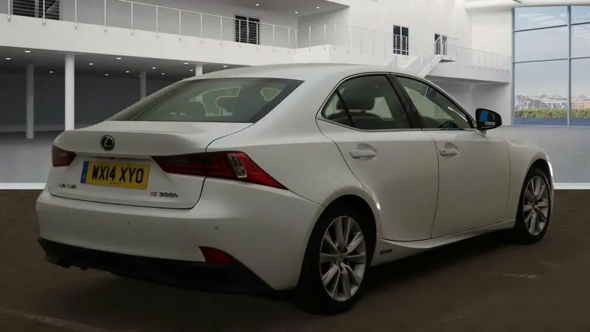 2014-lexus-is-300h-25-luxury-big-3