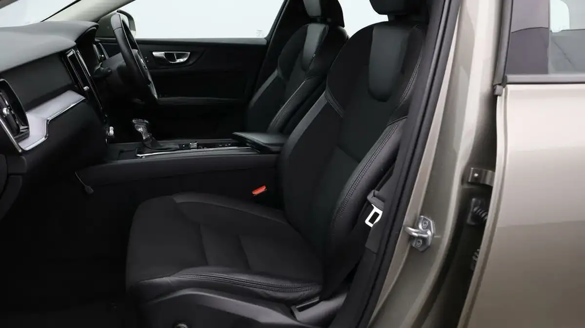 2018-volvo-v60-20td-d3-momentum-geartronic-big-13