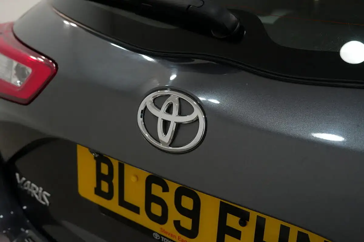 2019-toyota-yaris-15-vvt-i-icon-tech-111bhp-1496cc-big-9