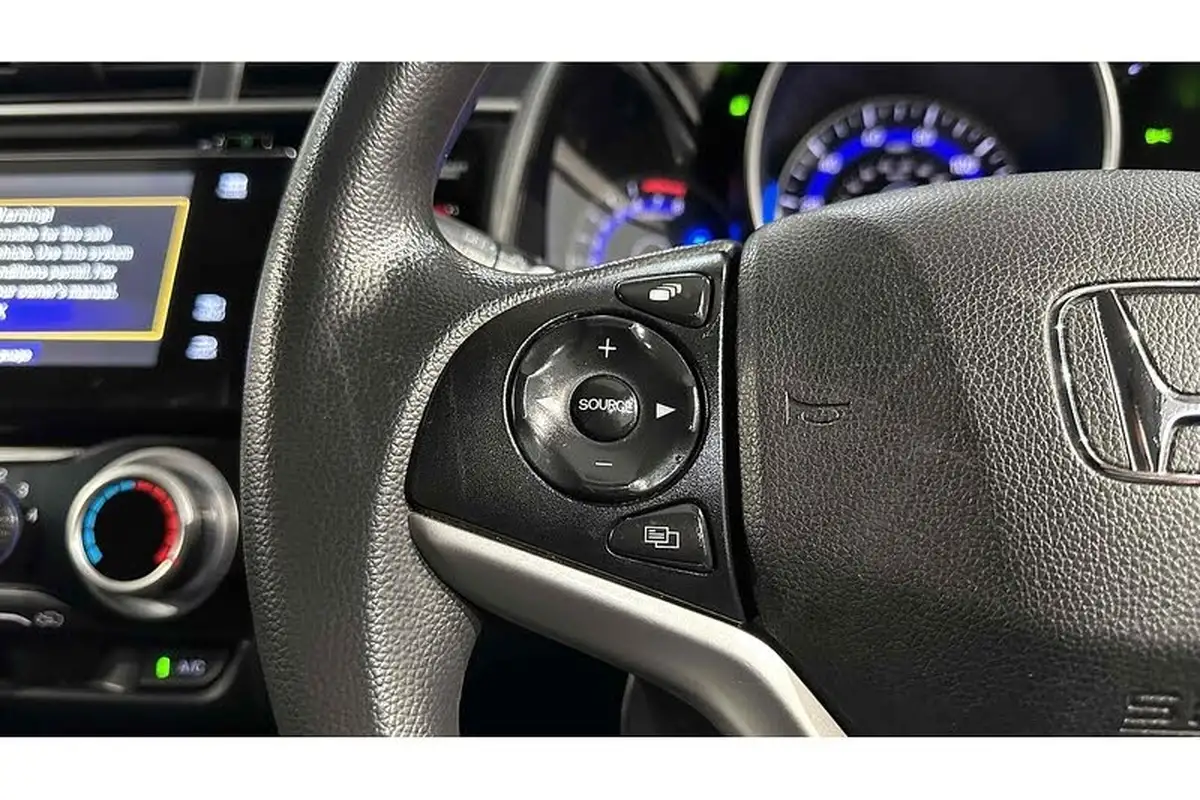 2017-honda-jazz-13-i-vtec-se-cvt-big-28