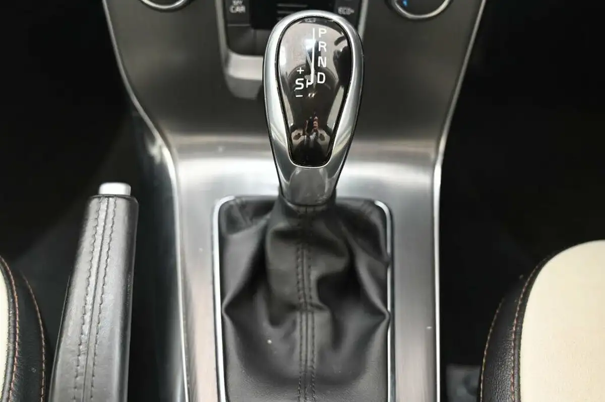 2016-volvo-v40-20td-d2-cross-country-lux-geartronic-big-20