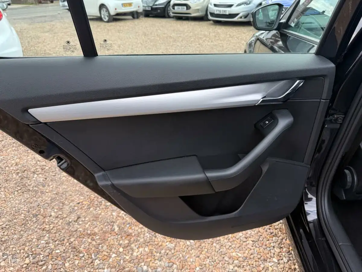 2017-skoda-octavia-16tdi-se-115ps-hatchback-1596cc-dsg-big-51