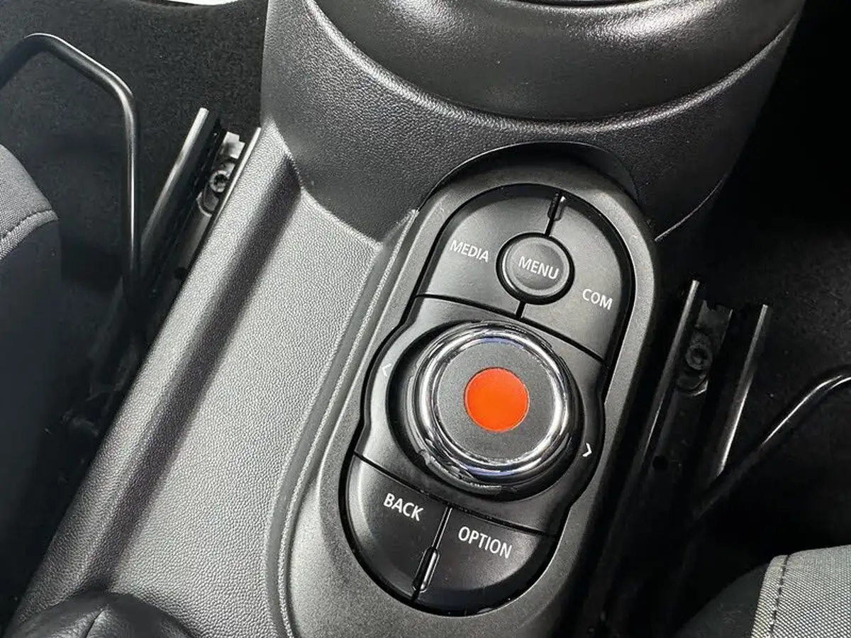 2021-mini-cooper-20-cooper-s-sport-hatchback-3d-big-18