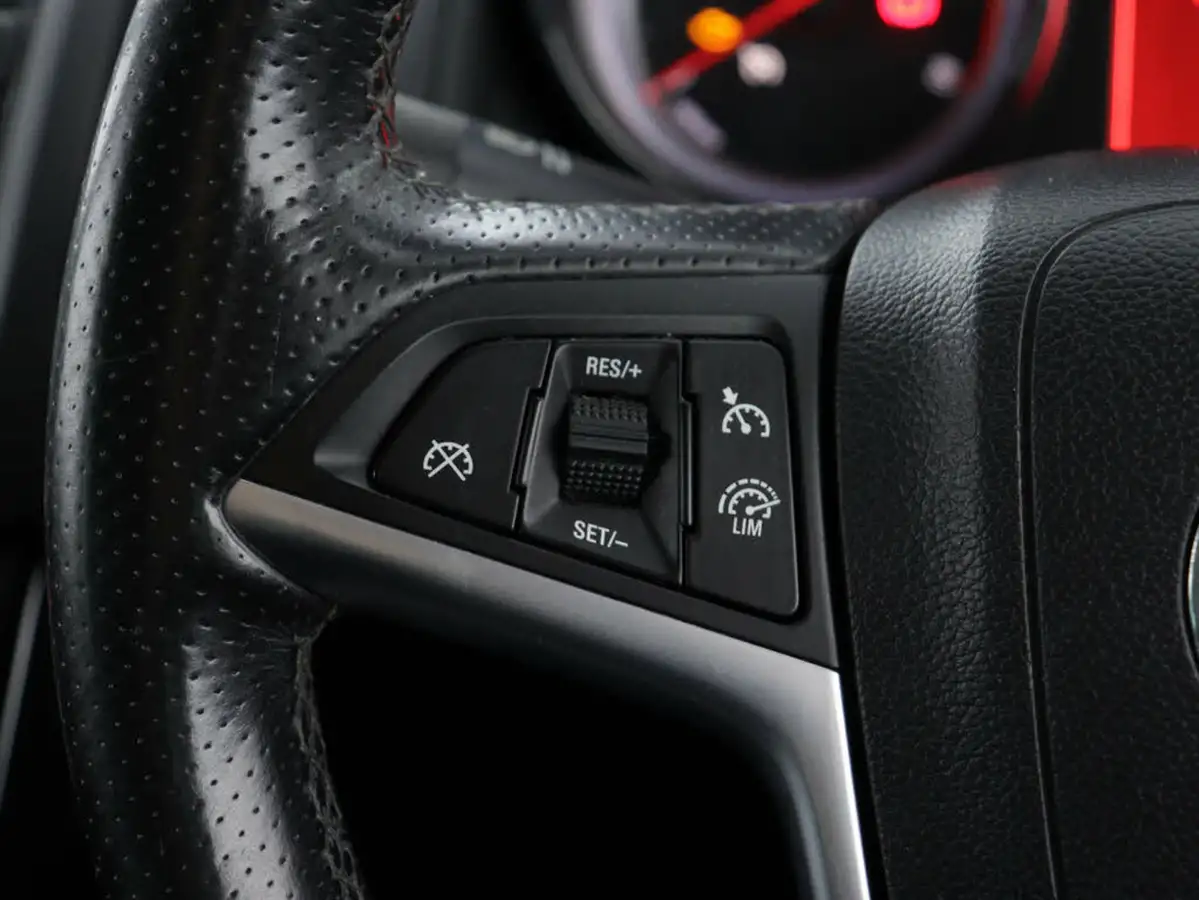 2014-vauxhall-zafira-tourer-20cdti-sri-big-25