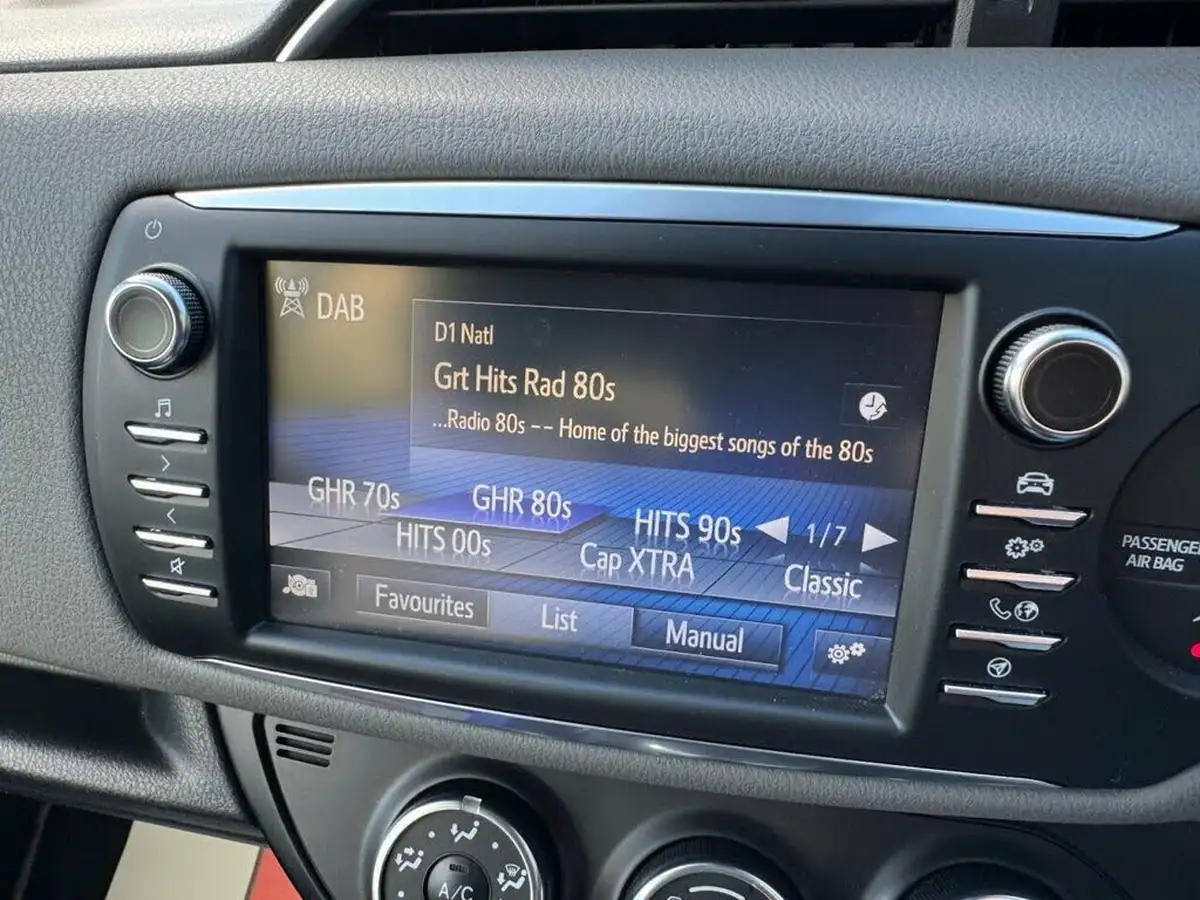 2017-toyota-yaris-15-vvt-i-icon-navi-big-22