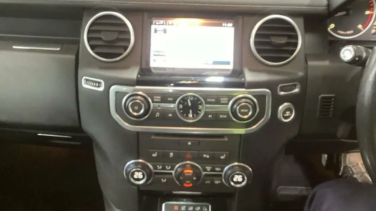 2015-land-rover-discovery-4-30-sd-v6-hse-big-16