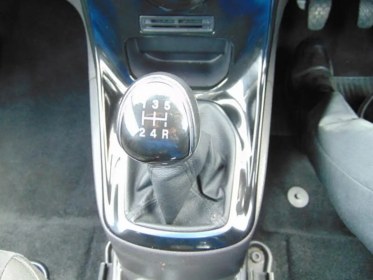 2016-ford-fiesta-125-zetec-3d-big-20
