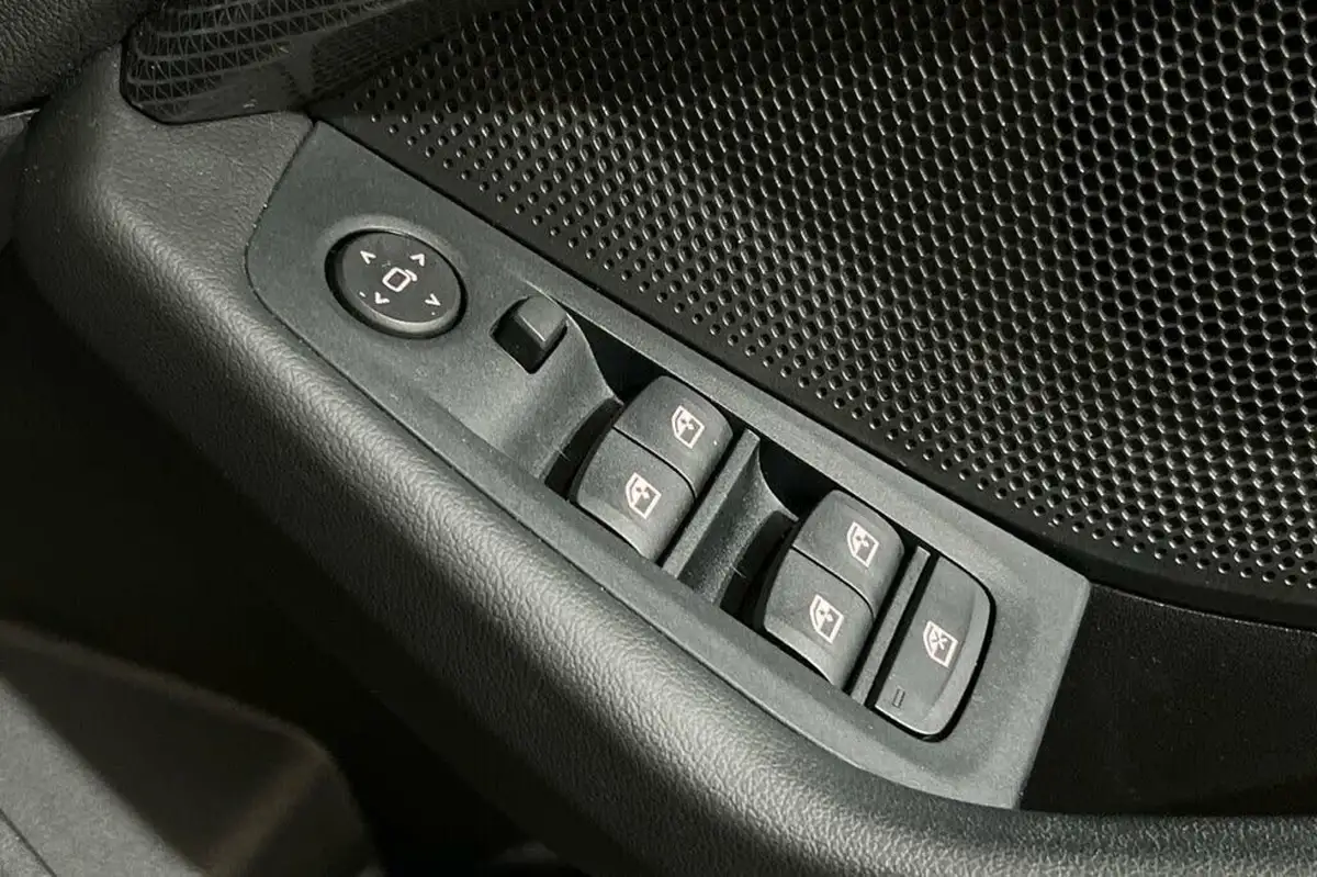 2020-bmw-1-series-15td-116d-sport-big-35